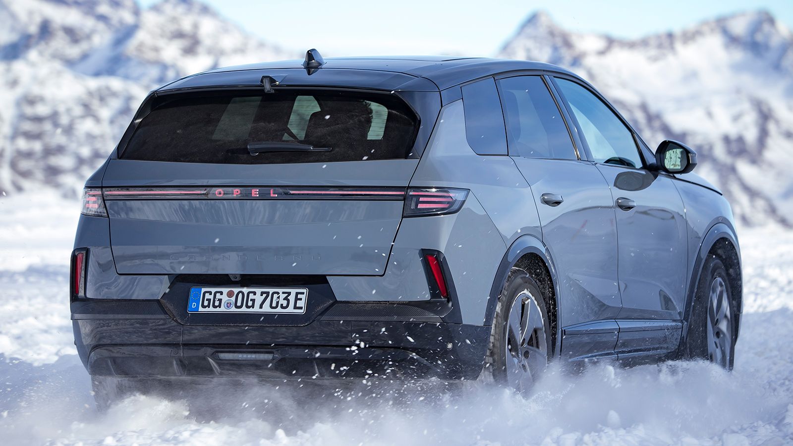 Το νέο Opel Grandland Electric AWD είναι άμεσα διαθέσιμο για παραγγελία από 52.900 ευρώ.